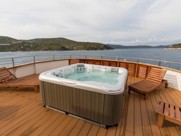 Central Croatia luxury cruise from Split 