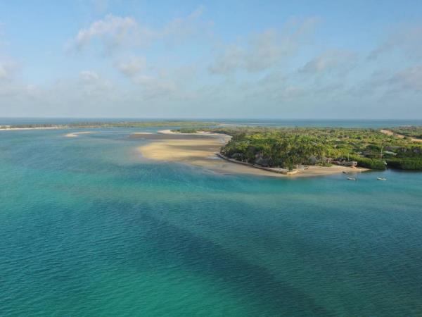 Kenya migration and Manda Bay beach holiday