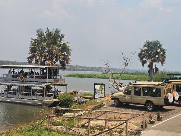 Uganda family safari holiday, all inclusive 