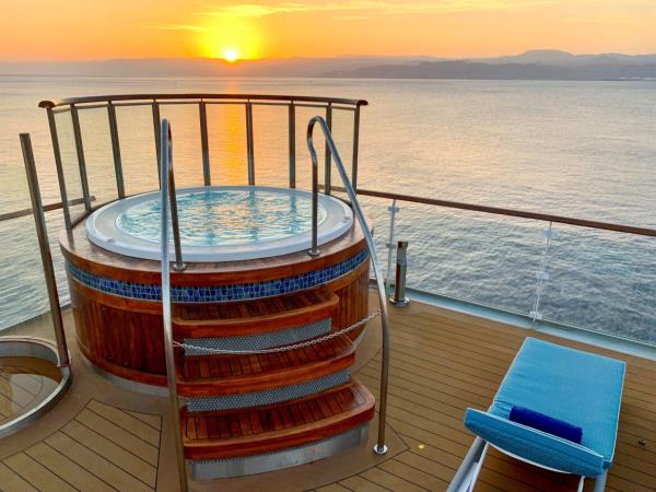Spitsbergen expedition cruises with added comfort