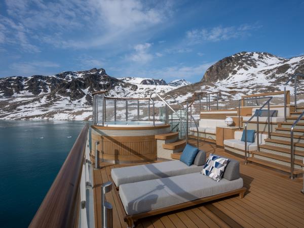 North Spitsbergen expedition cruise in comfort