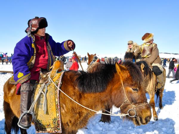 Snow leopards photography tour in Mongolia, small group 