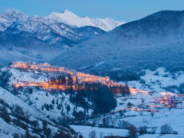 Winter wolf tracking in Italy holiday