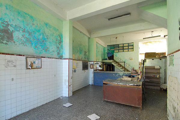 Empty egg shop in Havana by Paul Keller