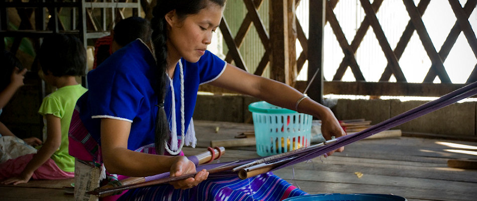 Hand-weaving silk scarves