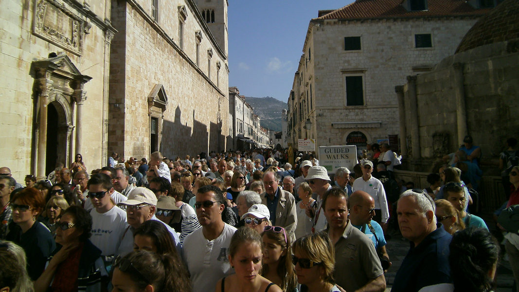 How do you say hoards of tourists and hordes of tourists have the