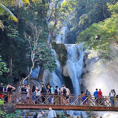 The waterfalls with visitors infront of them