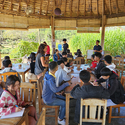 The children sit and eat lunch
