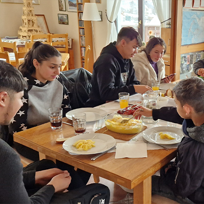 The teenagers eat lunch together