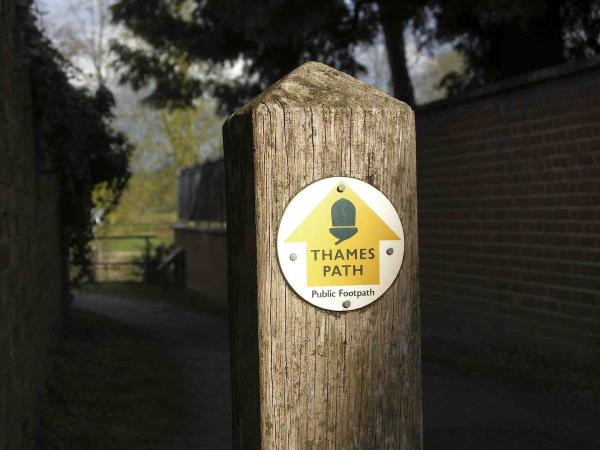Thames Path walking holiday, Oxford to Windsor